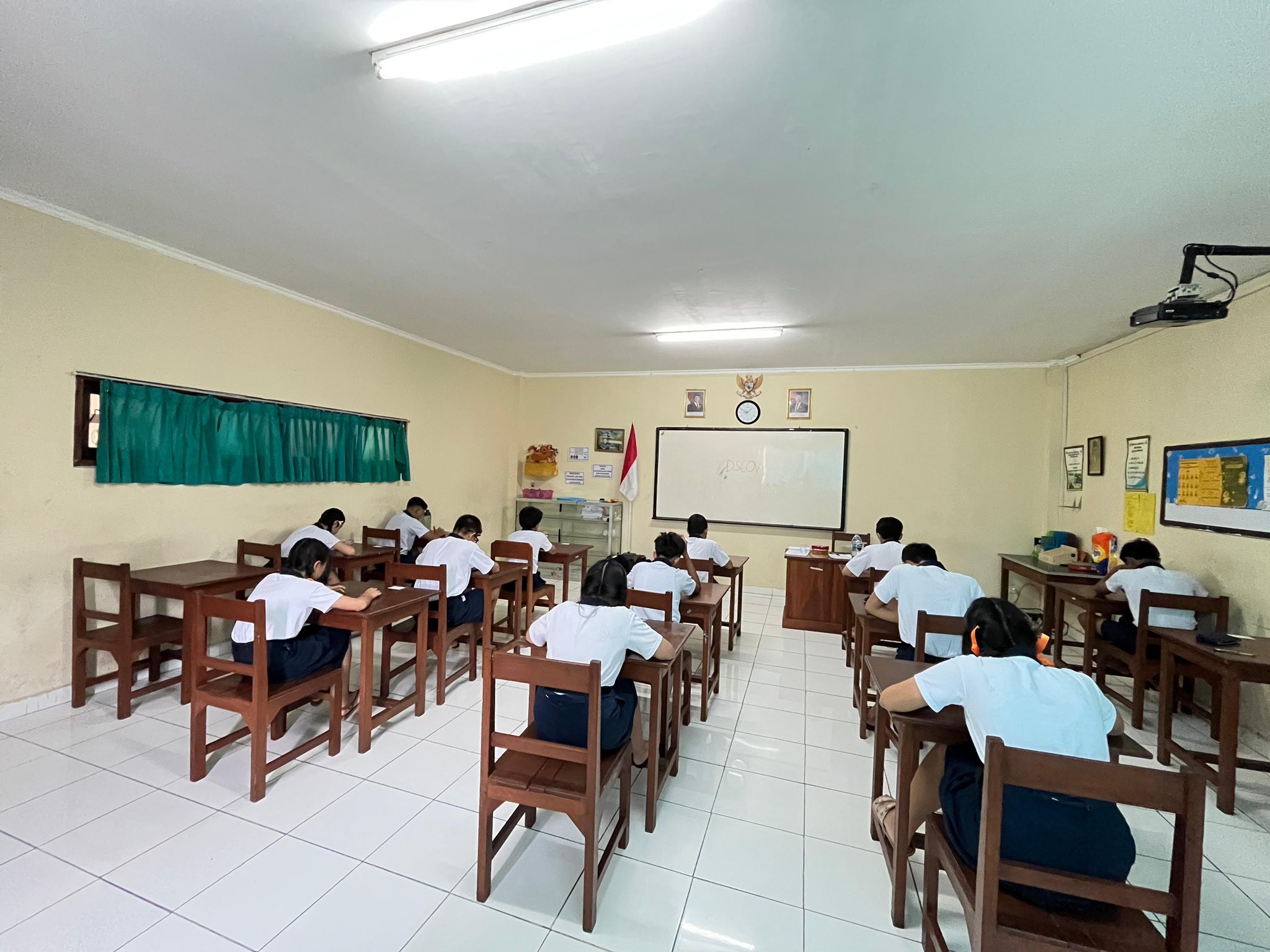 Ruang Kelas ber AC dan LCD Proyektor